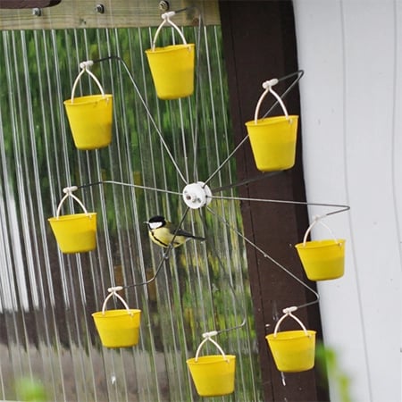 Vogelfutterstation im Riesenrad-Design