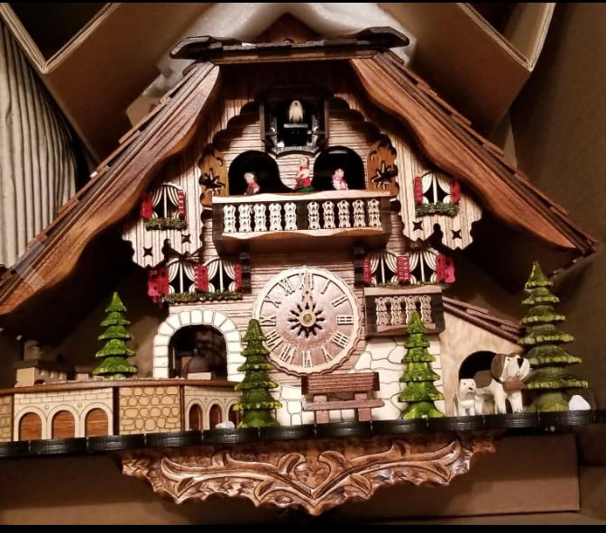 Traditionelle Kuckucksuhr | Handgefertigt aus Schwarzwald-Holz | Chalet-Design mit Musik & Figuren