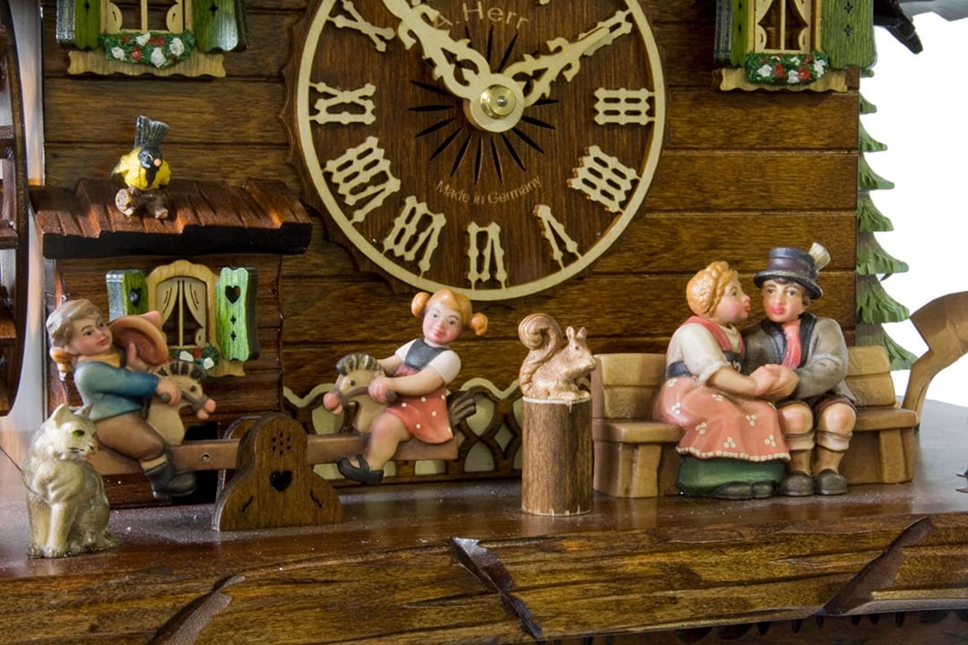 Traditionelle Kuckucksuhr | Handgefertigt aus Schwarzwald-Holz | Chalet-Design mit Musik & Figuren