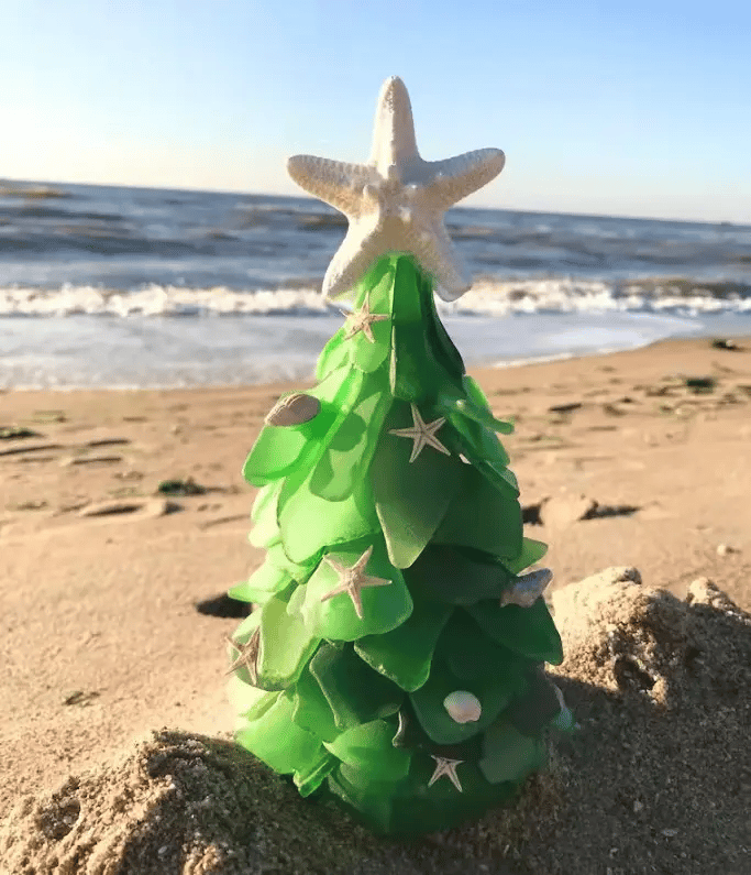Weihnachtsbaum aus Meerglas-Imitat | Handgefertigt | Blau-Grün-Türkis | Mit Muscheln & Seesternen