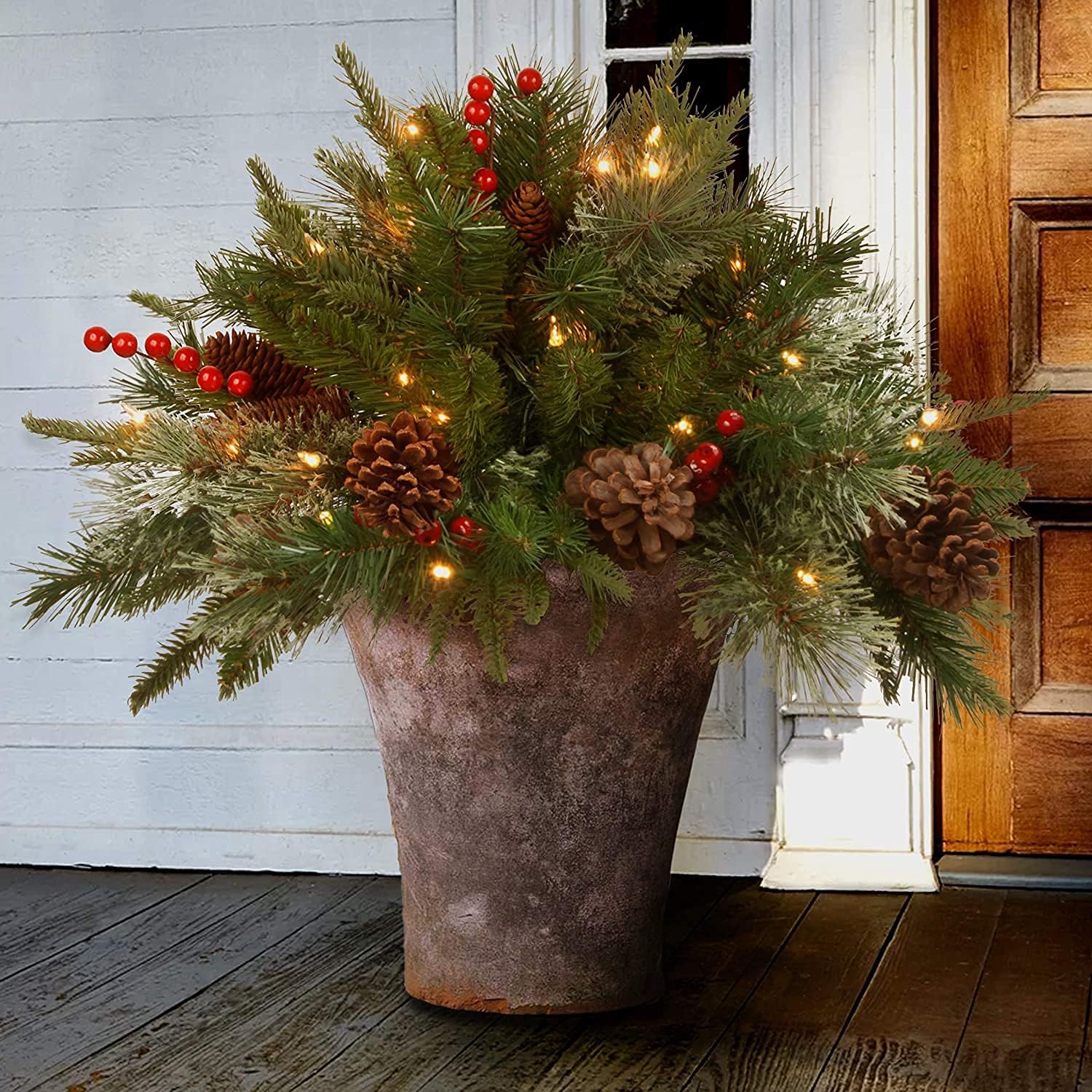 Weihnachtliche Urnen-Deko mit LED-Lichtern | Realistische Tannenzweige & Beeren | Innen- und Außenbereich