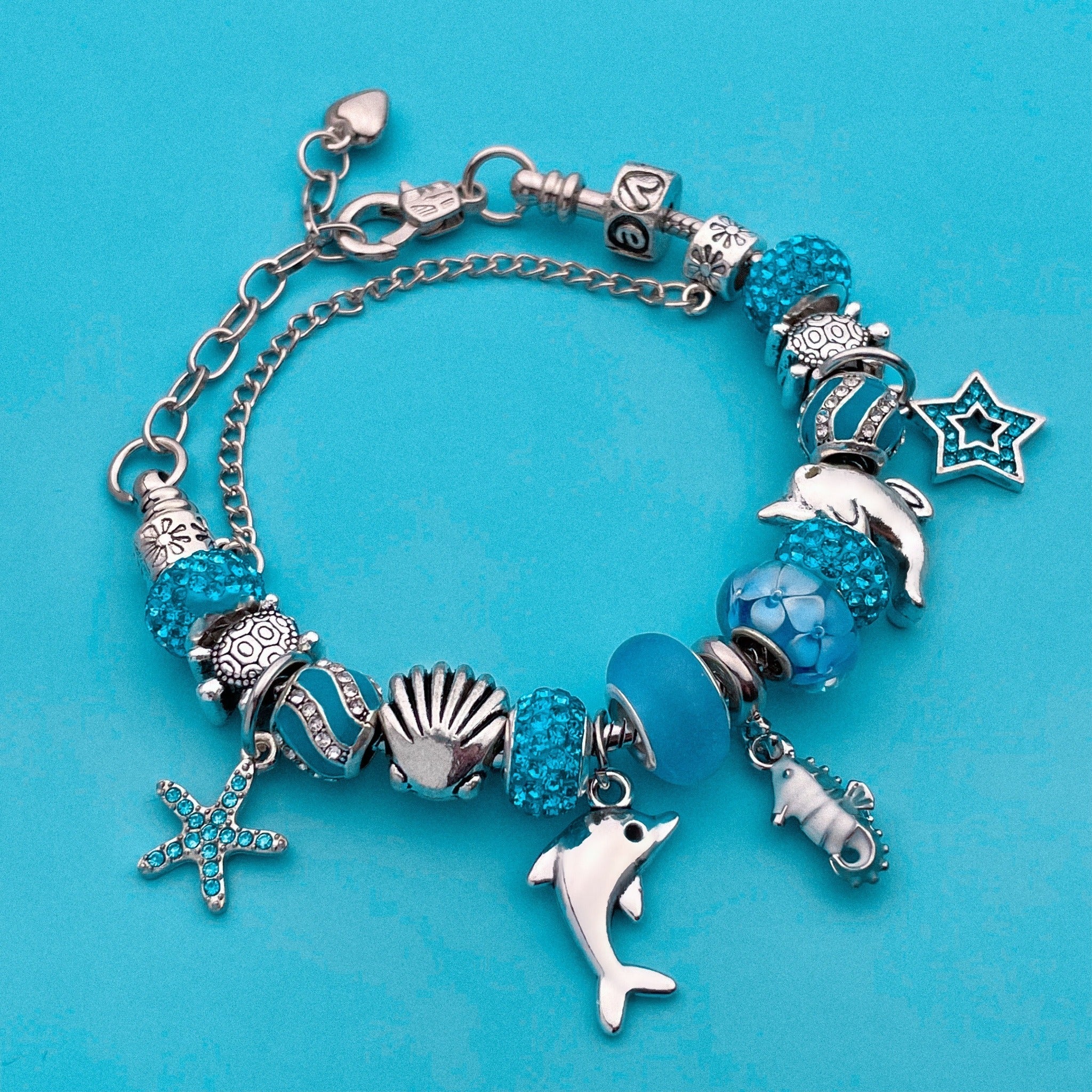 Damen Armband mit Delphin Anhänger | Silberfarbenes Schmuckstück | Elegante Maritime Note