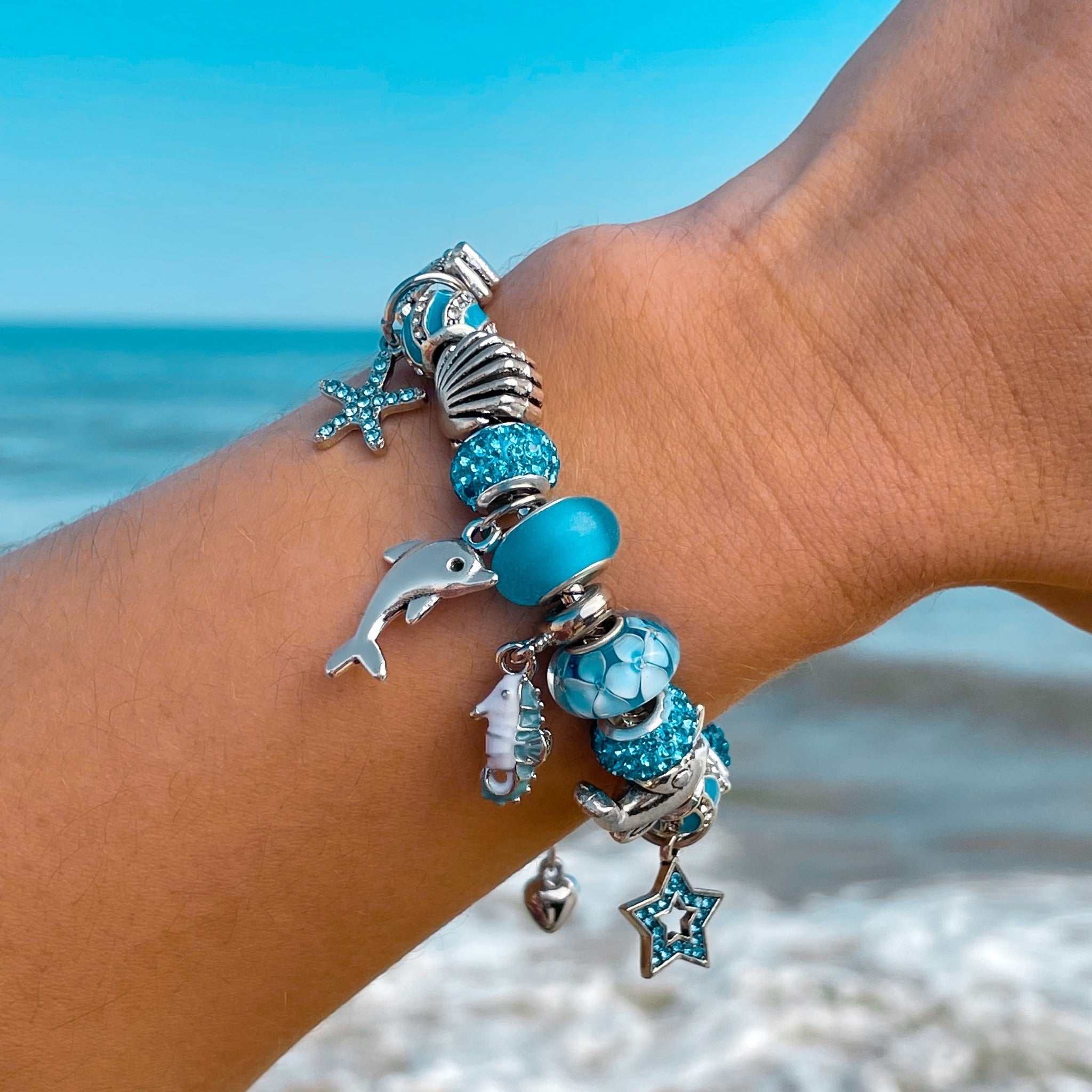 Damen Armband mit Delphin Anhänger | Silberfarbenes Schmuckstück | Elegante Maritime Note