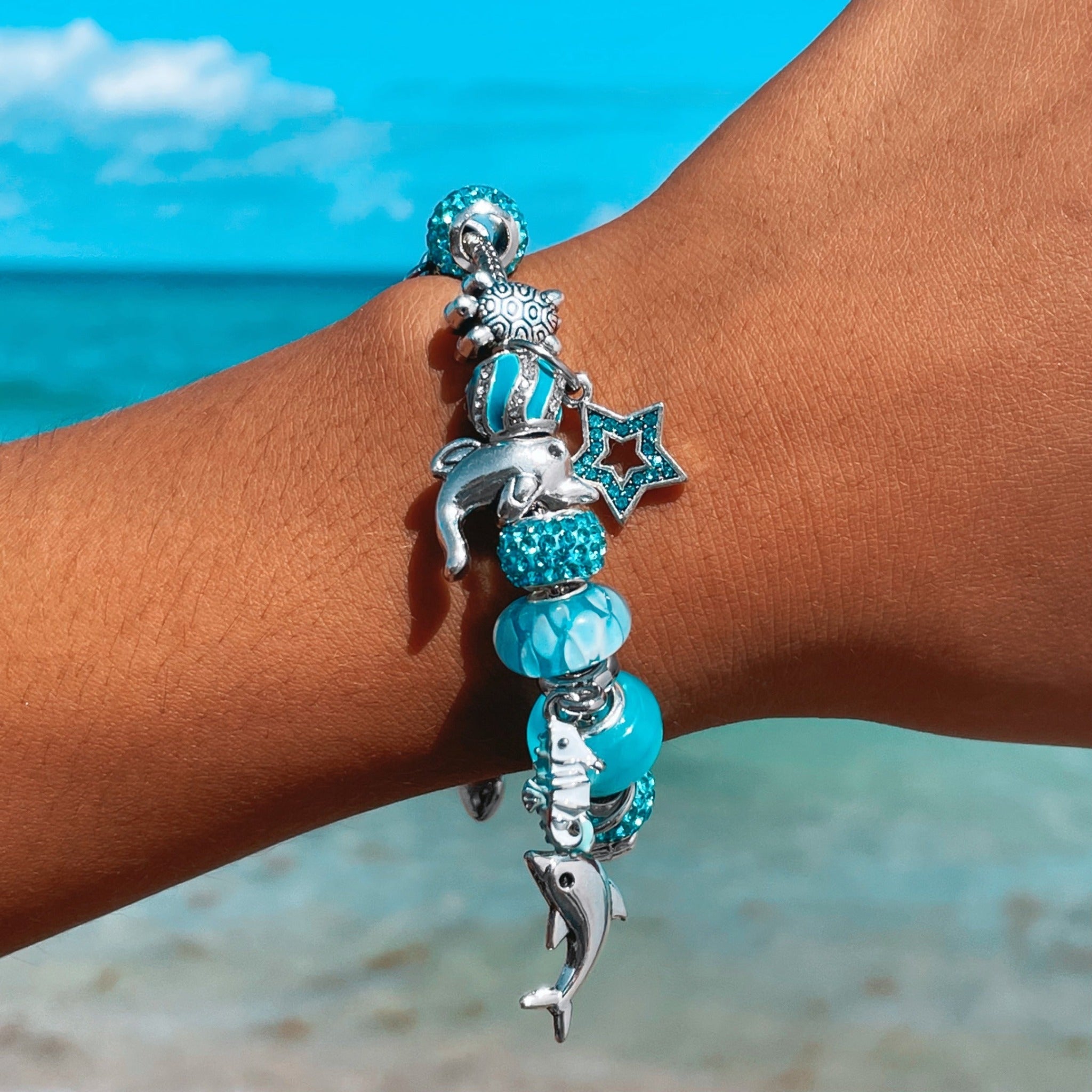 Damen Armband mit Delphin Anhänger | Silberfarbenes Schmuckstück | Elegante Maritime Note