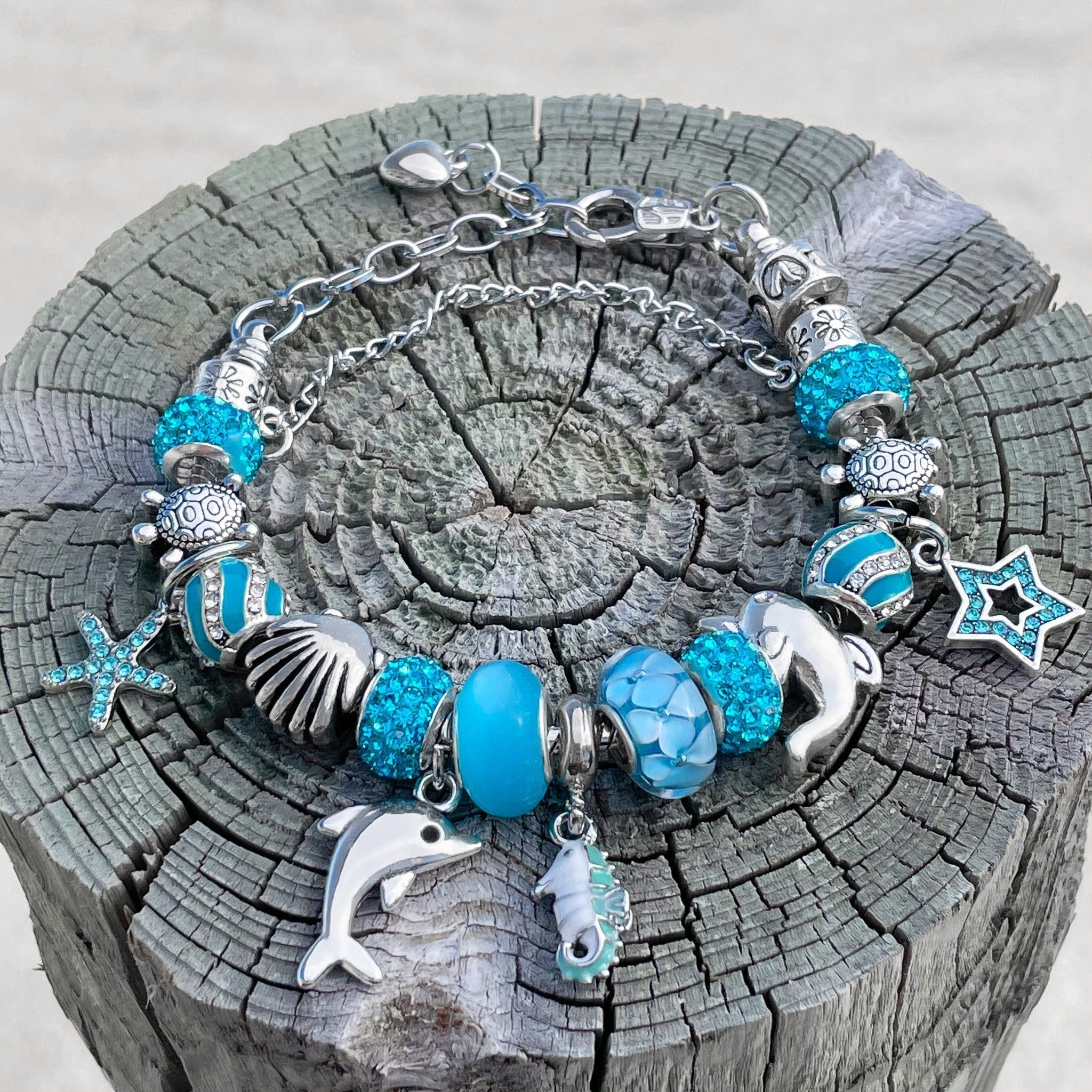 Damen Armband mit Delphin Anhänger | Silberfarbenes Schmuckstück | Elegante Maritime Note
