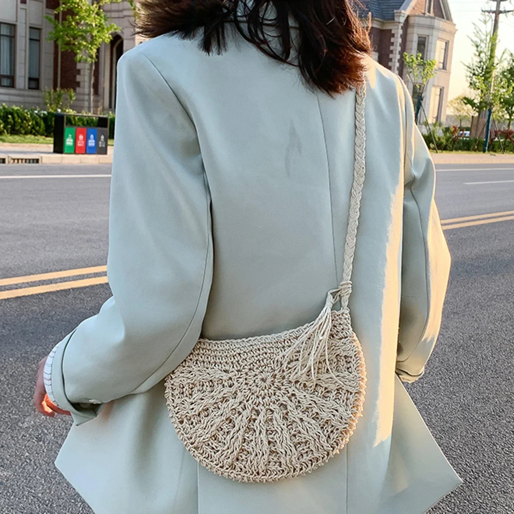 Boho Halbmond Tasche | Handgewebte Stroh Schultertasche | Sommerlich & Leicht | Mit Quasten