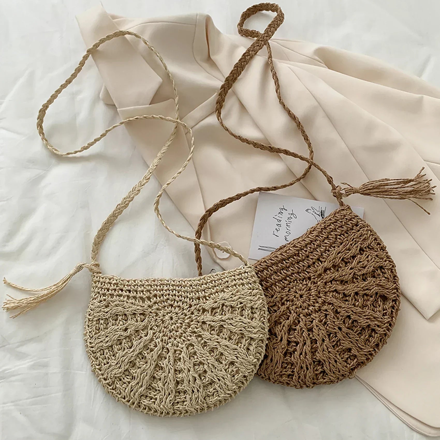 Boho Halbmond Tasche | Handgewebte Stroh Schultertasche | Sommerlich & Leicht | Mit Quasten
