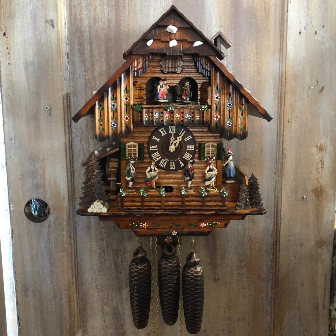 Traditionelle Kuckucksuhr | Handgefertigt aus Schwarzwald-Holz | Chalet-Design mit Musik & Figuren
