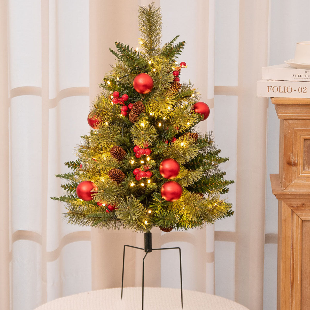 Weihnachtliche Urnen-Deko mit LED-Lichtern | Realistische Tannenzweige & Beeren | Innen- und Außenbereich