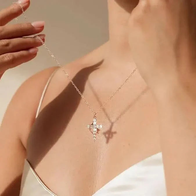 Halskette mit Kreuz & Krone Anhänger | Symbol für Glauben & Stärke | Ausdrucksstarker Schmuck