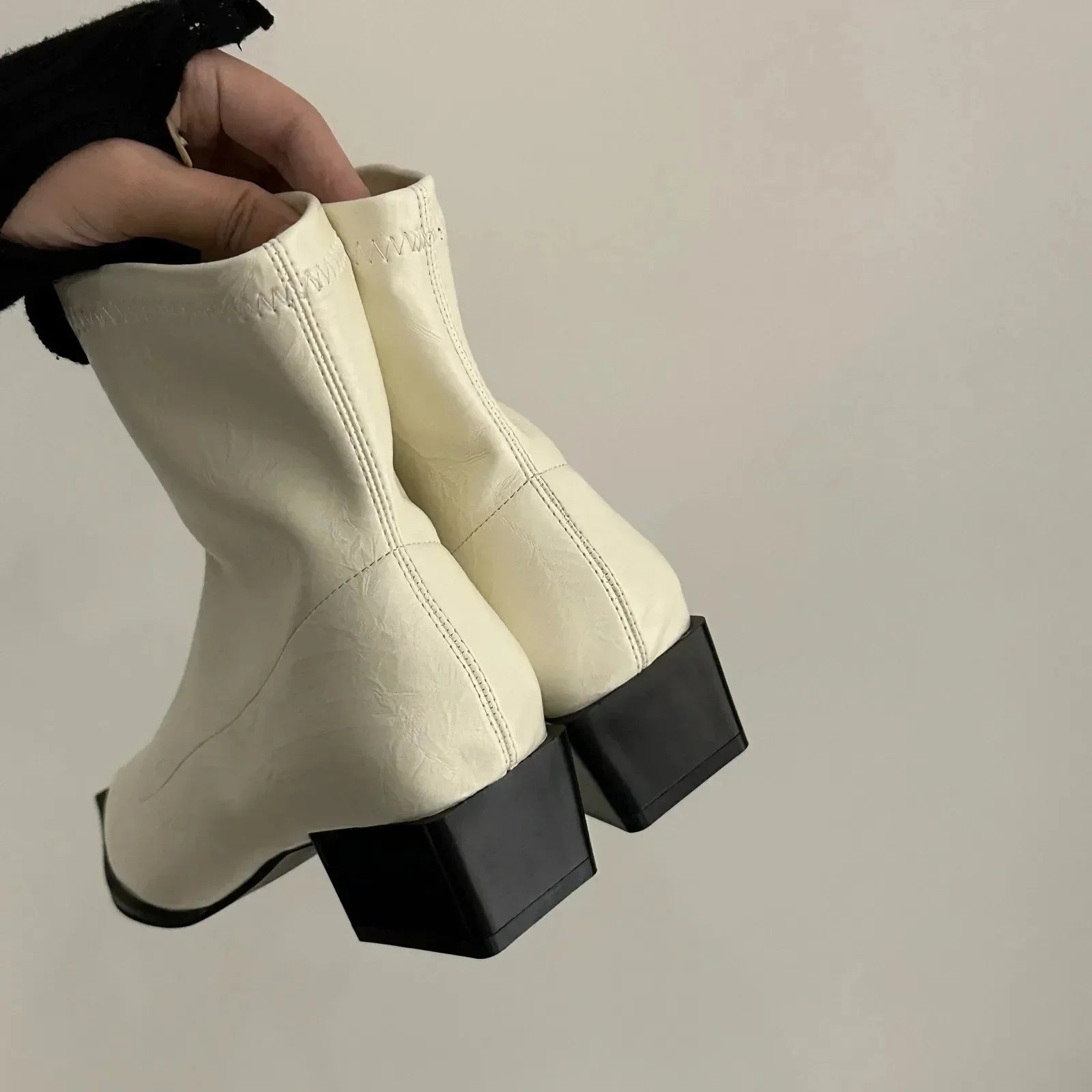 Lucille Spitz Zulaufende Stiefeletten