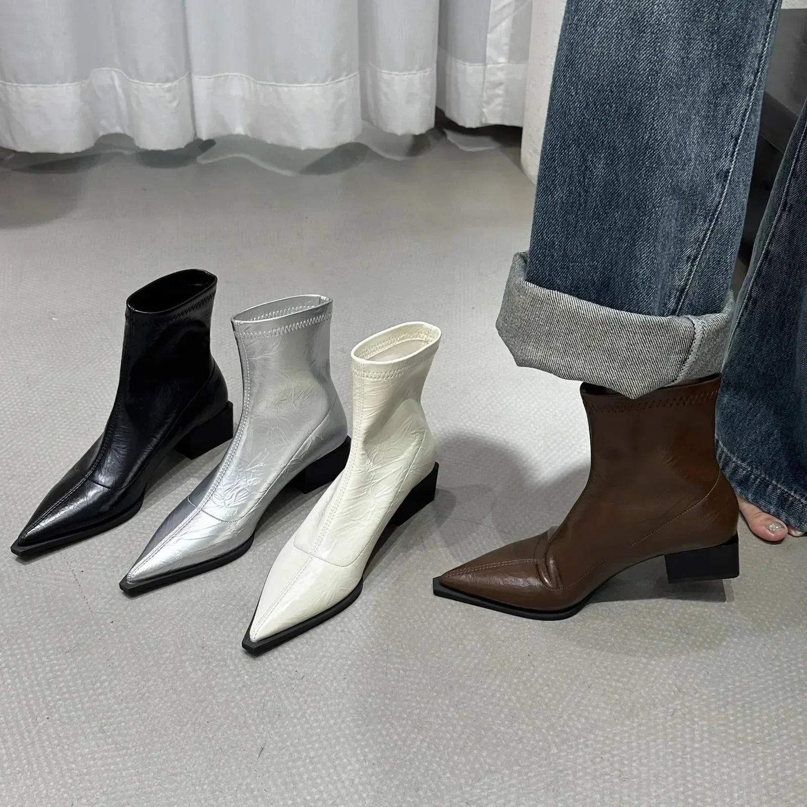 Lucille Spitz Zulaufende Stiefeletten