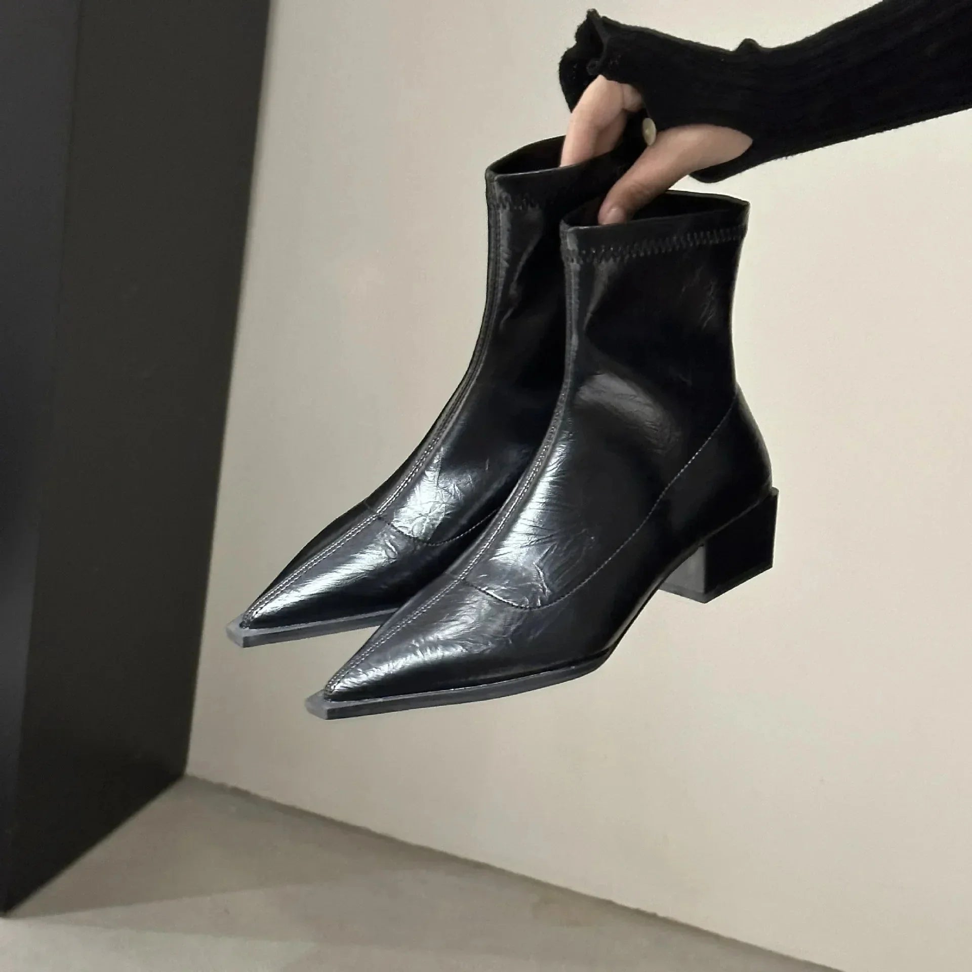Lucille Spitz Zulaufende Stiefeletten