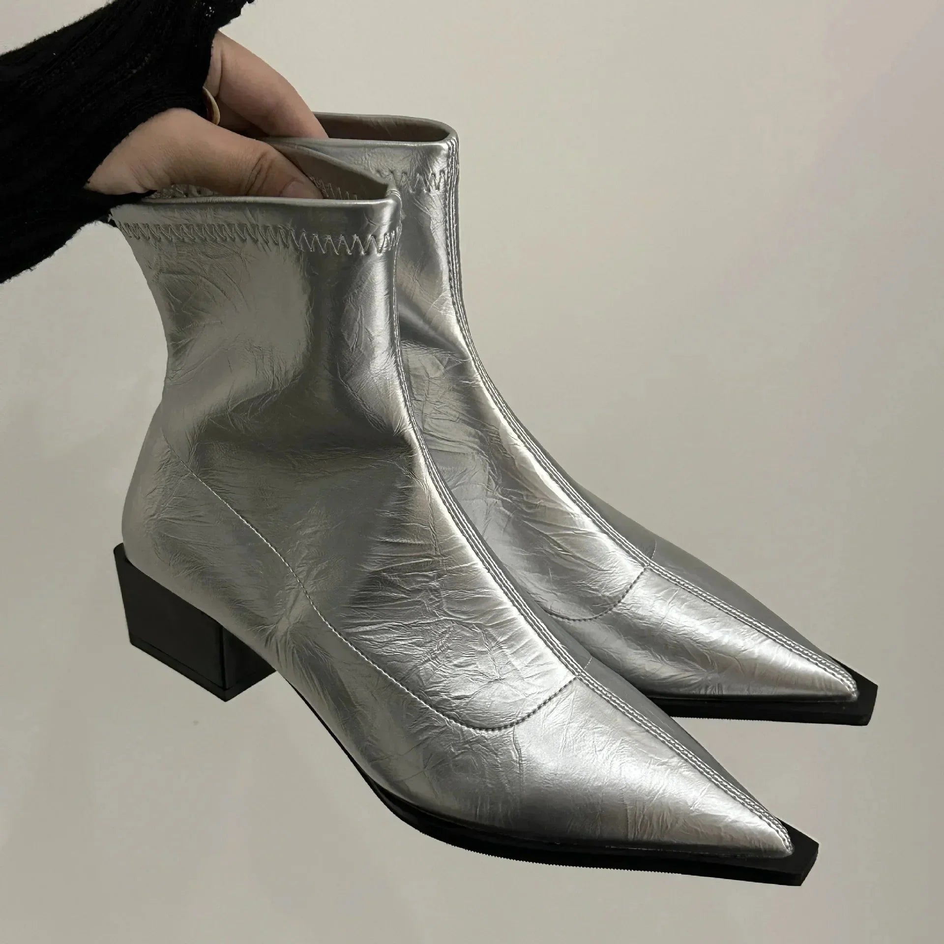 Lucille Spitz Zulaufende Stiefeletten